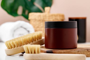 Kahverengi konteynır mavi banyo arka planına karşı