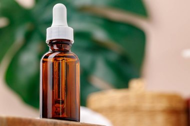 Kozmetik, koyu kehribar, pipetli cam şişe.