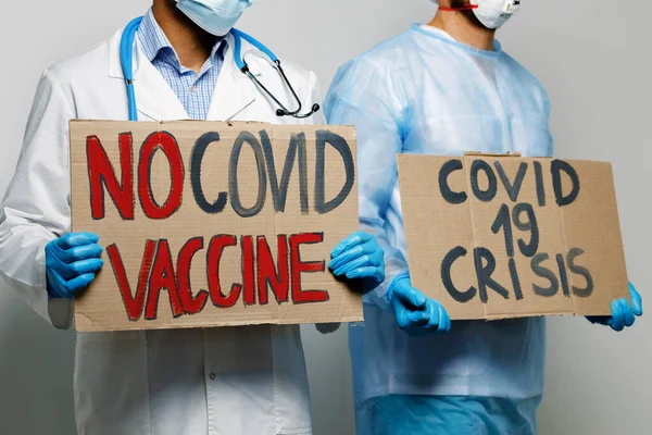 Banner de protesta sin texto de la vacuna COVID en manos del médico —  Fotos de Stock