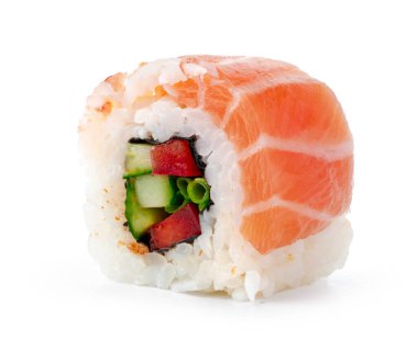 Philadelphia suşi rulosu beyaz arka planda izole