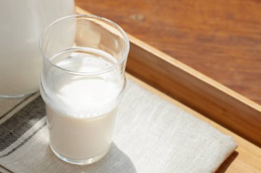 Masanın üzerinde bir bardak süt var.