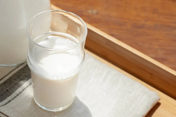 Glazen kopje melk op tafel close-up — Stockfoto