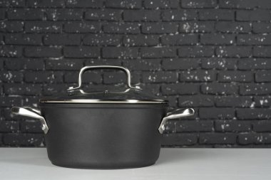 Beyaz masada yeni bir siyah tencere.