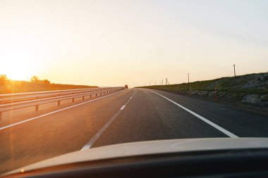 Şafakta boş otoyol, sürücülerin bakış açısından manzara