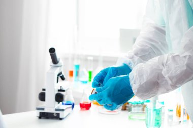 Doktor ya da hemşire koruyucu giysiler içinde aşıya hazırlanıyor.