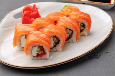 Philadelphia suşi rulosu tabakta yakın çekim