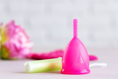 Adet bardağı ve tıbbi tampon yakın çekim.
