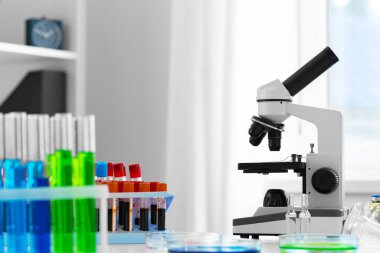 Tıp laboratuarında mikroskop ile bilimsel sağlık araştırma geçmişi