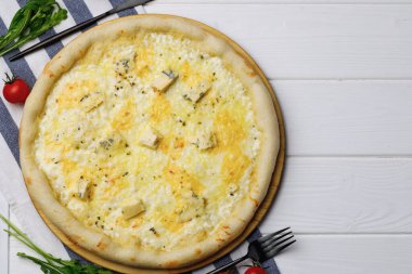 Pizza Dört peynir beyaz ahşap masada.