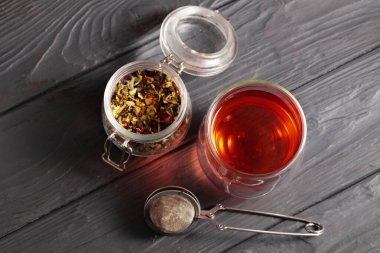 Tahtada bir bardak çay.