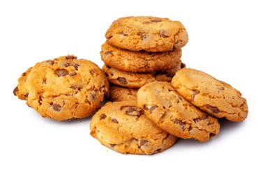 Beyaz arka planda izole edilmiş çikolata parçacıklı kurabiyeler.