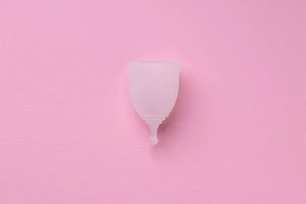 Copa menstrual blanca sobre fondo rosa vista superior —  Fotos de Stock