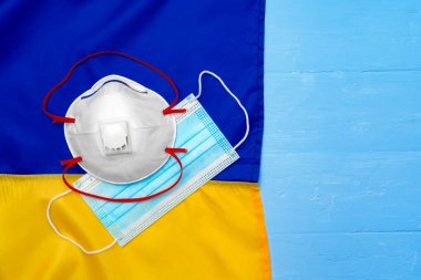 Ukrayna bayrağında tıbbi yüz maskesi