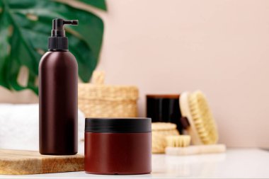 Kahverengi tenli konteynırlar banyoya yakın.