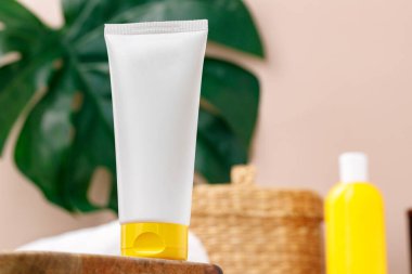 Banyoda güneş kremi kutuları kapanıyor.