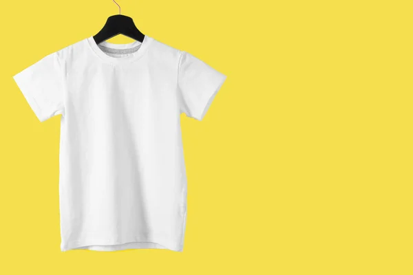 Bílé tričko proti zářivému žlutému pozadí, barva roku 2021 — Stock fotografie