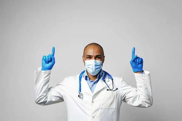 Portret afrykańskiego lekarza w masce medycznej — Zdjęcie stockowe