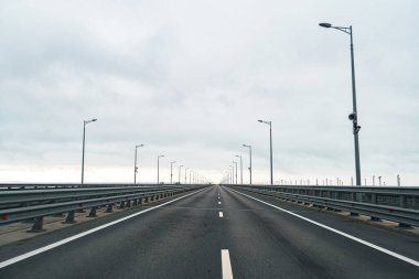 Asfalt yolu ve bulutlu gökyüzü ile boş otoyol