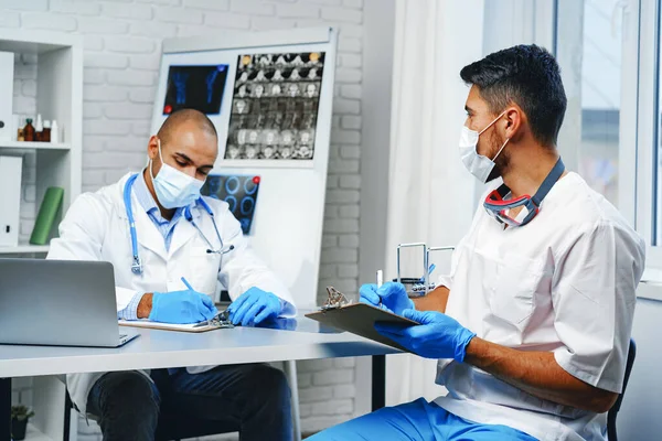 İki erkek doktor kabinede işlerini tartışıyor. — Stok fotoğraf