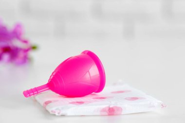 Regl fincanı ve hijyenik ped masaya yakın.