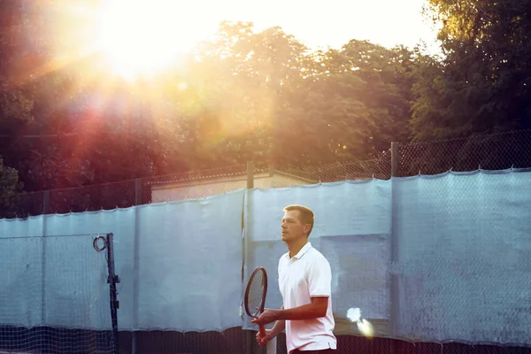젊은이는 아침에 테니스 코트 밖에서 테니스를 친다 — 스톡 사진