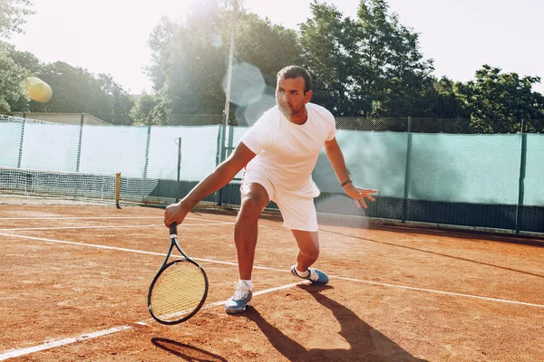 Fit man joue au tennis sur le terrain de tennis — Photo