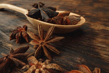 Tahta arka planda anason yıldızlarının makro fotoğrafı