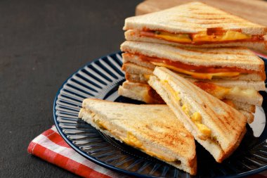 Tabakta üçgen sandviç yığını var. Yakın çekim.