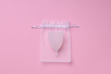 Pembe arka plan görünümlü beyaz adet bardağı