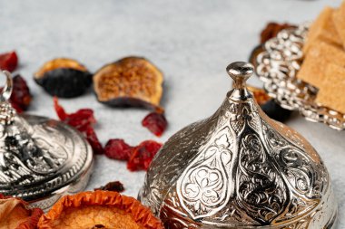 Masada Arap metal bulaşık takımı ve kuru meyveler