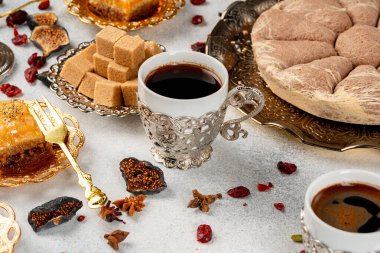 Türk hamur işleri ve dağınık kuru meyveler masada