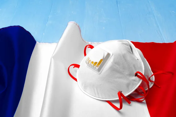 Ιατρική μάσκα στην εθνική σημαία της Γαλλίας — Φωτογραφία Αρχείου