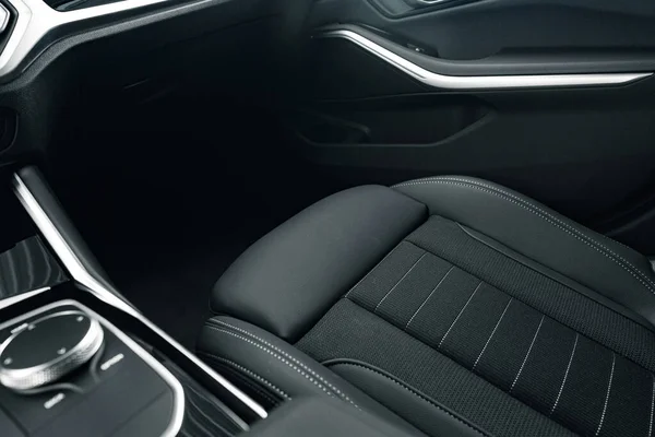 Assentos em couro de um novo carro de luxo — Fotografia de Stock