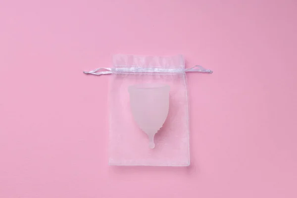 Біла менструальна чашка на рожевому фоні зверху — стокове фото