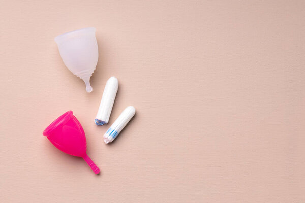 Вид сверху на менструальную чашку и медицинский тампон