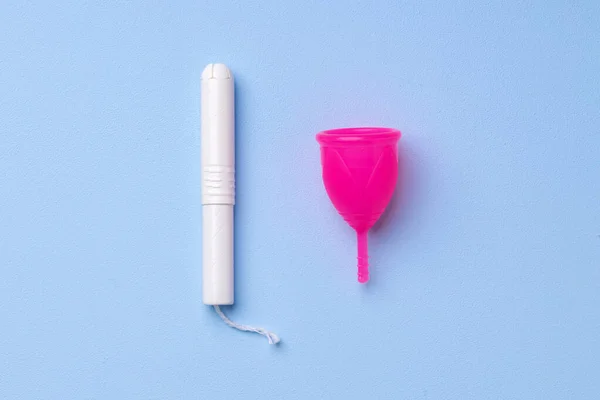 Вид сверху на менструальную чашку и медицинский тампон — стоковое фото