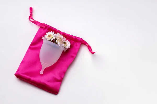 Copa menstrual con flores sobre fondo blanco — Foto de Stock