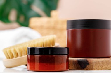 Kahverengi konteynır mavi banyo arka planına karşı