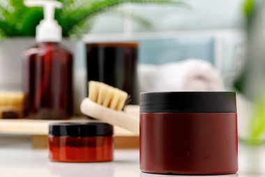 Kahverengi konteynır mavi banyo arka planına karşı