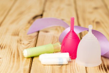 Adet bardağı ve tıbbi tampon yakın çekim.