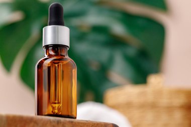 Kozmetik, koyu kehribar, pipetli cam şişe.