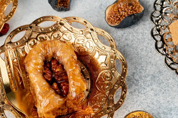 Trozo de baklava turca en placa árabe dorada — Foto de Stock