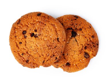 Beyaz arka planda izole edilmiş iki çikolata parçalı kurabiye.