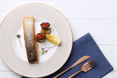 Beyaz ahşap masada kızarmış somon filetosu.