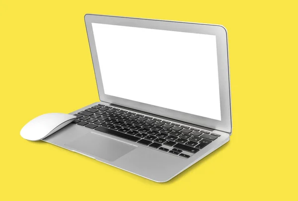 노란색 배경에 분리 된 회색 오픈 노트북 — 스톡 사진