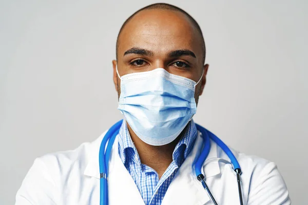Porträt eines afrikanisch-amerikanischen Arztes mit medizinischer Maske — Stockfoto