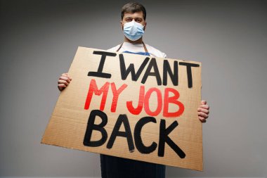 Pankart. İşimi geri istiyorum. Maskeli bir protestocunun ellerine..