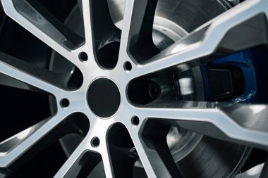 Lüks araba tekerleğinin alüminyum kenarı. Yaklaş.