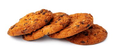 Beyaza izole edilmiş çikolata parçacıklı kurabiye yığını.