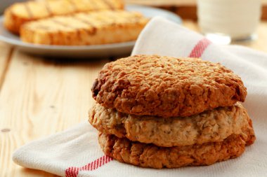Tahta masadaki yulaf kurabiyeleri. Yakın çekim.